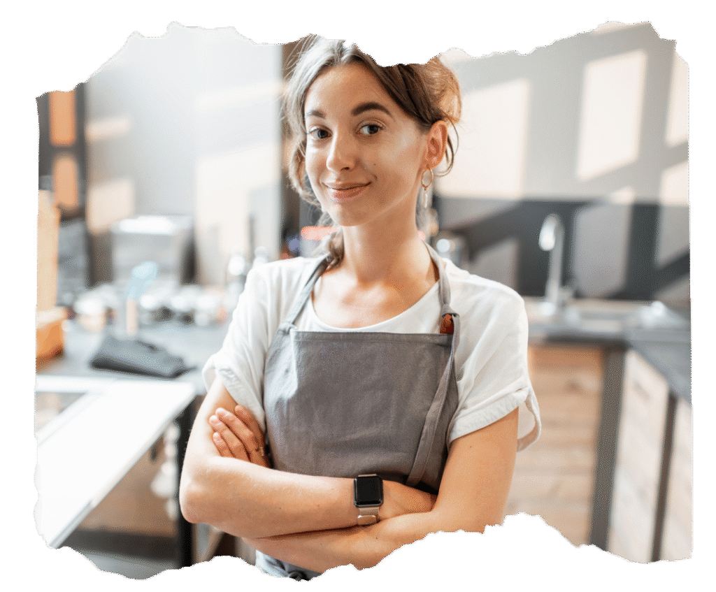 Jeune femme travaillant en cuisine